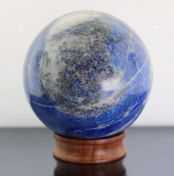 Eye catching 1,998ct bullseye Lapis sphere