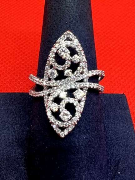 UNUSUAL LADIES 18K WHITE GOLD RING WITH 1.50 CARAT OF DIAMOND