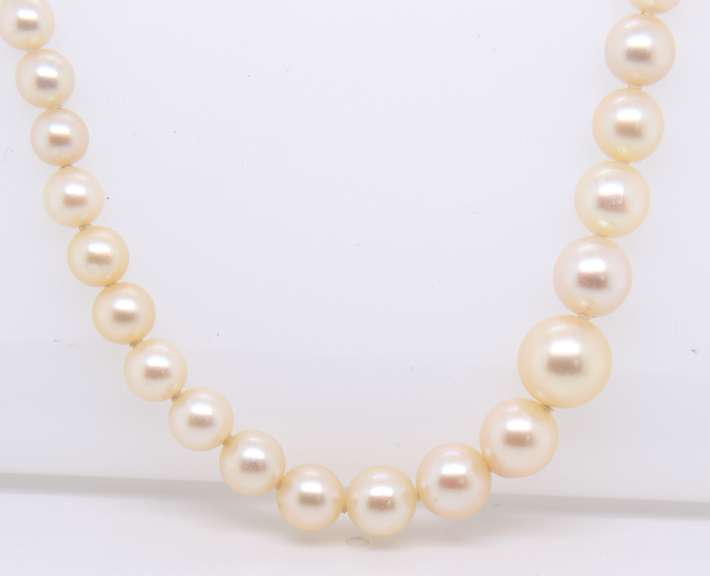 Vintage Graduated Pearl Strand Necklace