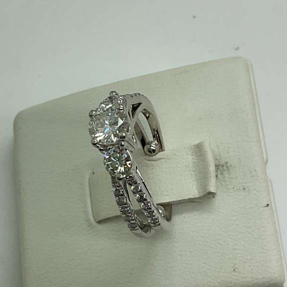CERTIFIED LADIES 14K WHITE GOLD AND DIAMOND RING