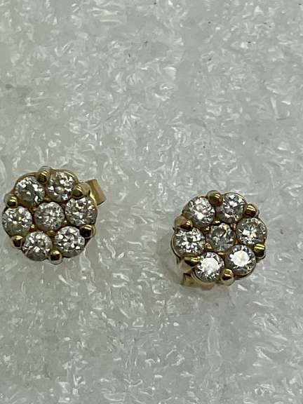 18K YELLOW GOLD AND DIAMOND STUD EARRINGS.
