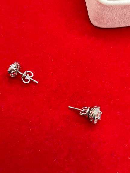 LADIES 14K GOLD AND DIAMOND STUDS.
