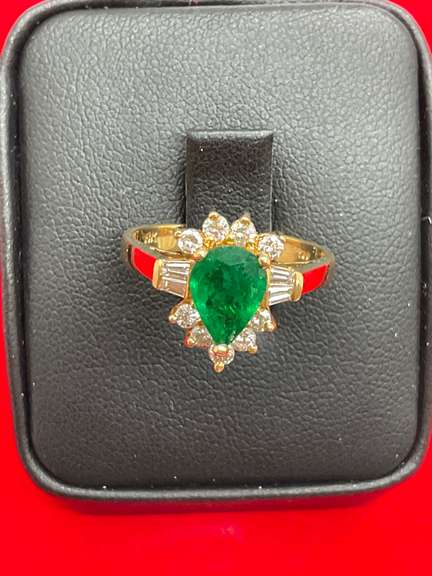 LADIES 18K YELLOW GOLD , DIAMOND AND EMERALD RING