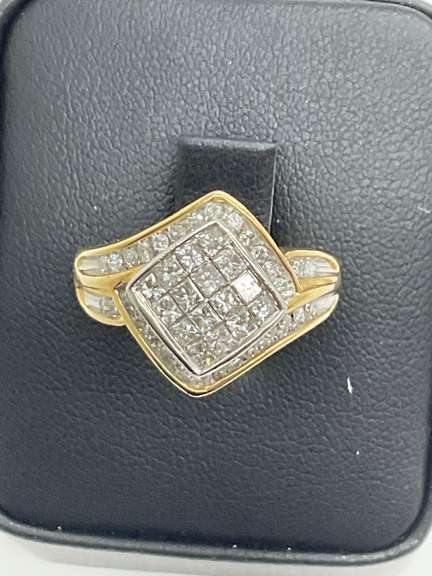 LADIES 14K GOLD AND DIAMOND RING