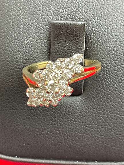 LADIES 14K YELLOW GOLD AND DIAMOND CLUSTER RING
