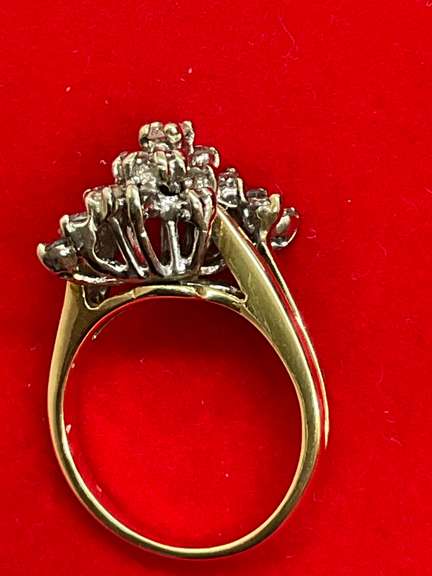 LADIES 14K YELLOW GOLD AND DIAMOND CLUSTER RING