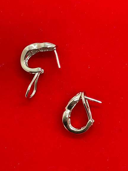 BRAND NEW 14K WHITE GOLD AND DIAMOND EARRINGS.