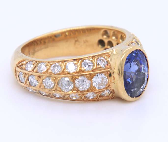 Powerful Yellow Gold oval Sapphire with Diamond Ring