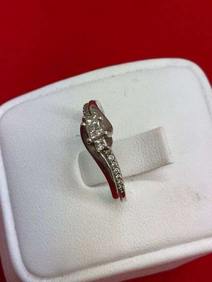 LADIES WHITE GOLD AND DIAMOND ING