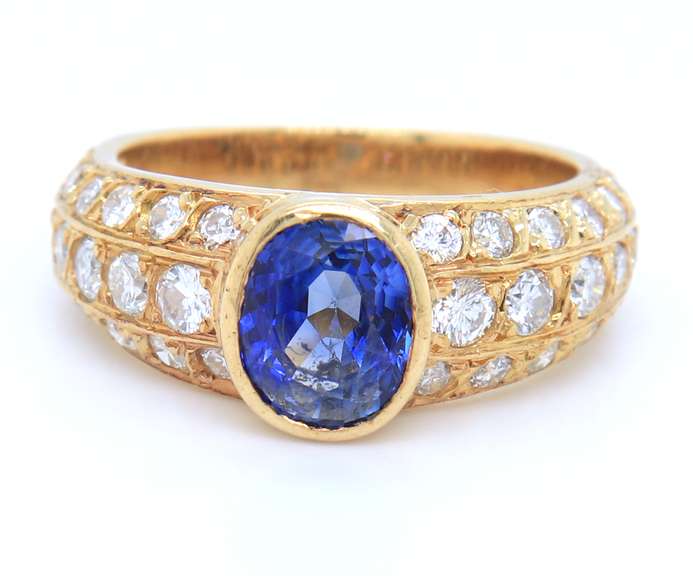 Powerful Yellow Gold oval Sapphire with Diamond Ring