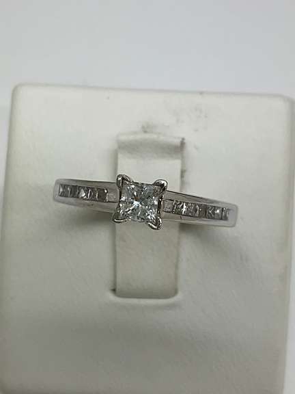 LADIES 14K WHITE GOLD AND DIAMOND RING