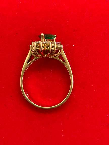 LADIES 18K YELLOW GOLD , DIAMOND AND EMERALD RING