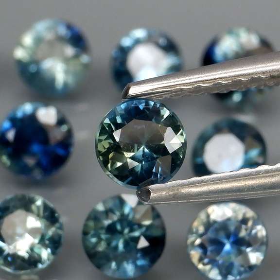 Natural 3.36ct blue Sapphire set with multiple hues