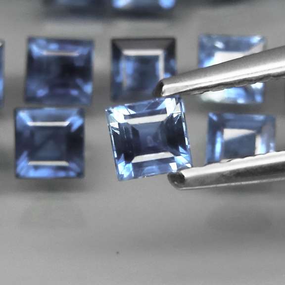 Heated only 4.46ct blue Sapphire set with multiple hues