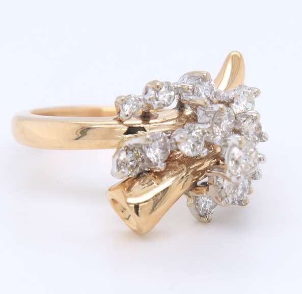 Elegant Yellow Gold Round Brilliant Cut Diamond Cluster Crossover Ring