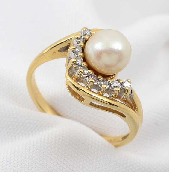 Nicely Designed Pearl & Diamond Ring