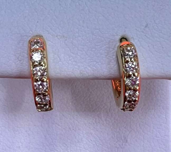 14K YELLOW GOLD EARRINGS WITH 0.30 CARAT OF DIAMOND