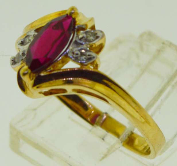 10KT Yellow Gold Roby Ring