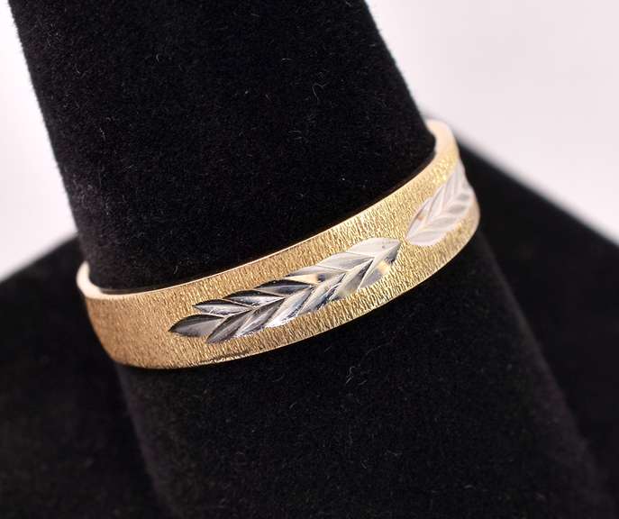 Tasteful Textured Band Ring in Yellow Gold