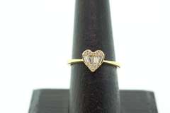 Endearing 18kt Yellow Gold Heart Shaped Diamond Ring