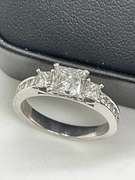 CERTIFIED LADIES 14K WHITE GOLD AND DIAMOND RING.