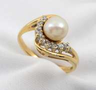 Nicely Designed Pearl & Diamond Ring