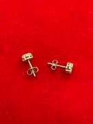 18K YELLOW GOLD AND DIAMOND STUD EARRINGS.