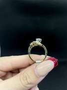 UNUSUAL 14K GOLD ROUND BRILLIANT WITH SIDE STONES DIAMOND ENGAGEMENT RING