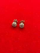 18K YELLOW GOLD AND DIAMOND STUD EARRINGS.