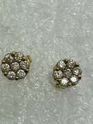 18K YELLOW GOLD AND DIAMOND STUD EARRINGS.