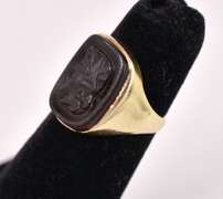 Dainty Cameo Ring in Yellow Gold