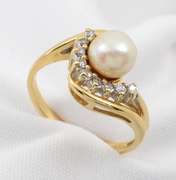 Nicely Designed Pearl & Diamond Ring