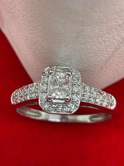 CERTIFIED LADIES 14K WHITE GOLD AND DIAMOND RING