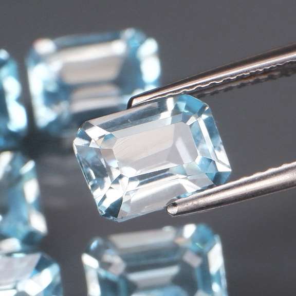 Simply brilliant 11.36ct sky blue Topaz set