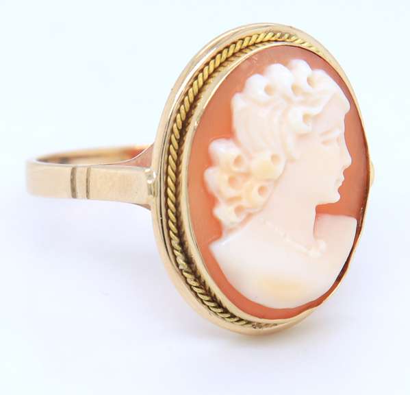 Handsome Yellow Gold Cameo Ring