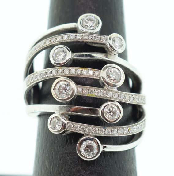 LADIES 18K WHITE GOLD AND DIAMOND RING