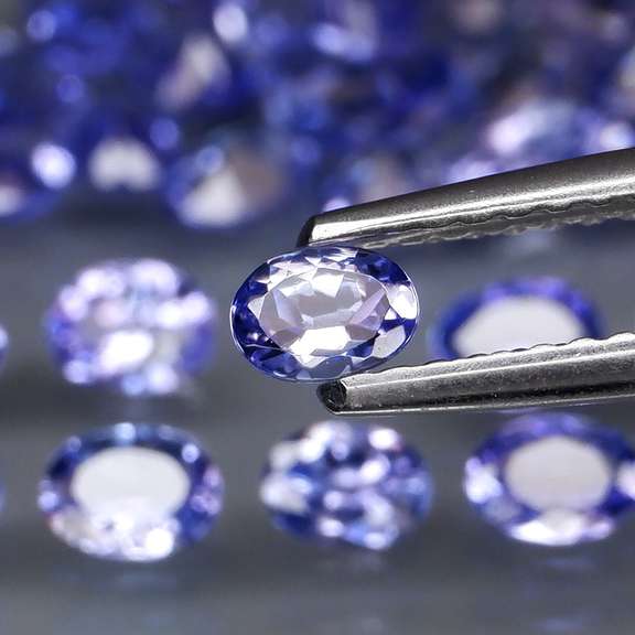 Glittering 5.30ct bright blue violet Tanzanite set