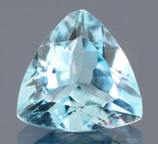 Glittering 4.49ct trillion cut sky blue Topaz