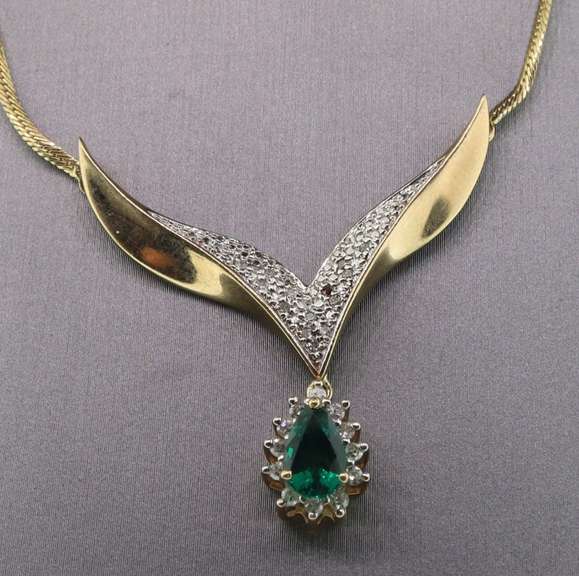 LADIES 14K GOLDNECKLACE WITH EMERALD AND DIAMONDS