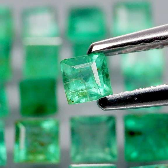 Bright! Top green 2.87ct Colombian Emerald set