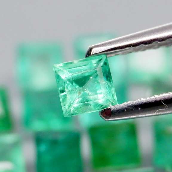 Vivid! Top green 3.99ct Colombian Emerald set