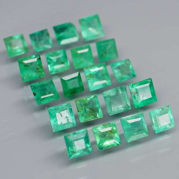Bright! Top green 2.87ct Colombian Emerald set