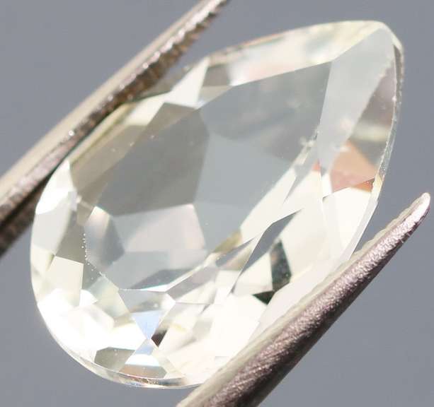 Glittering 5.90ct UNHEATED diamond white Topaz