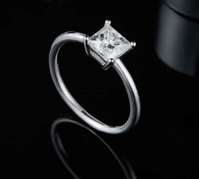 Princess Cut 1.00ct VVS1 White F-G Fire Moissanite Ring