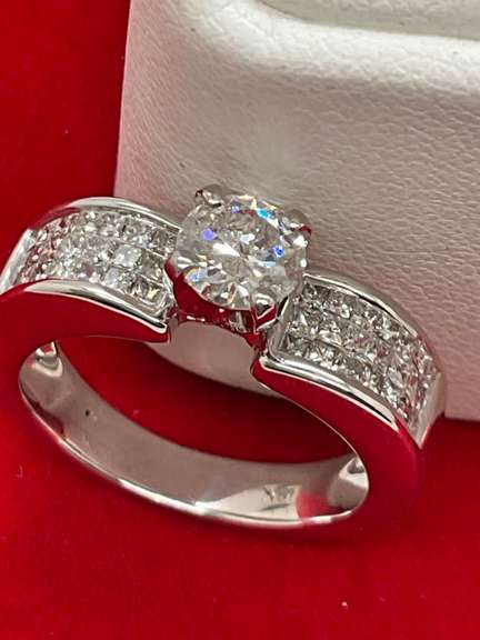 CERTIFIED 18K WHITE GOLD AND DIAMOND ENGAGEMENT RING