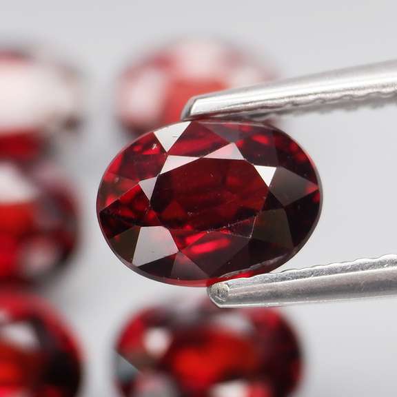 Set of 6 top red VS Garnets weighing 7.37 carats