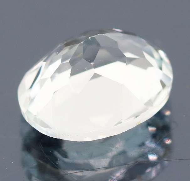 Gorgeous 5.96ct diamond white Topaz
