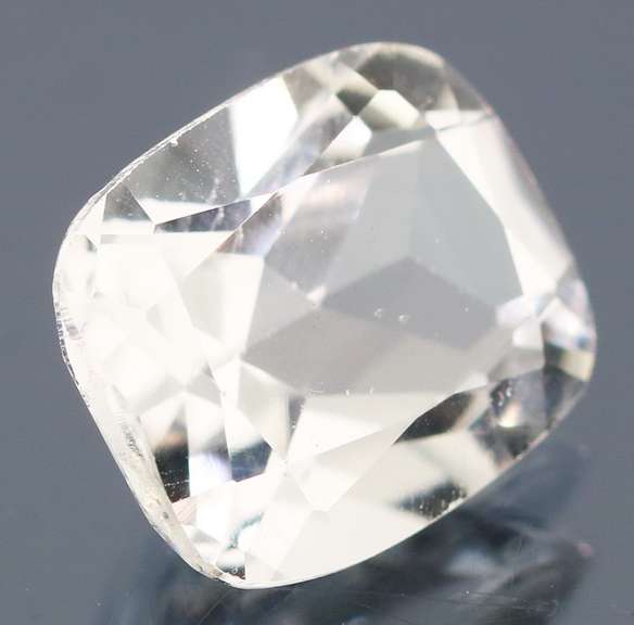 Stunning 6.22ct diamond white Topaz