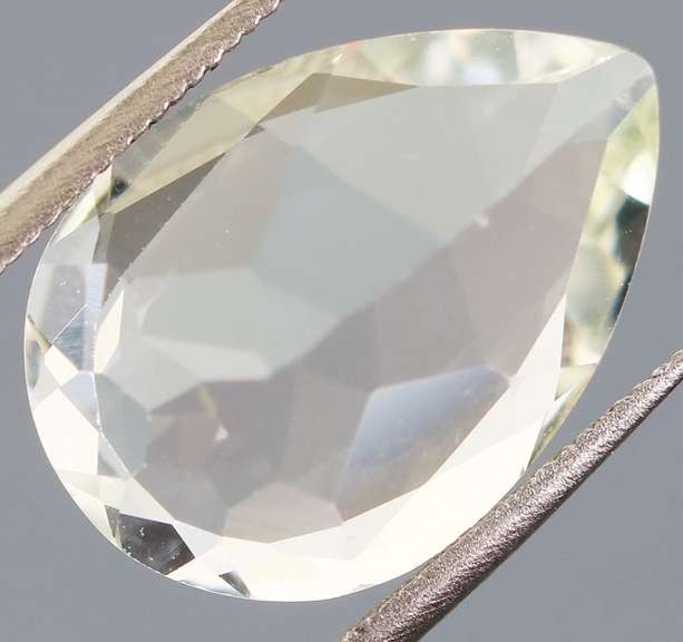 Glittering 5.90ct UNHEATED diamond white Topaz