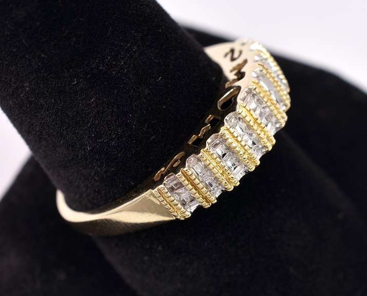 Amazing Diamond "MOM" Ring in Yellow Gold
